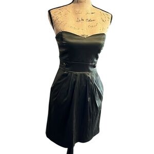 Trixxi emerald green satiny smooth bodycon strapless dress sweetheart neckline.